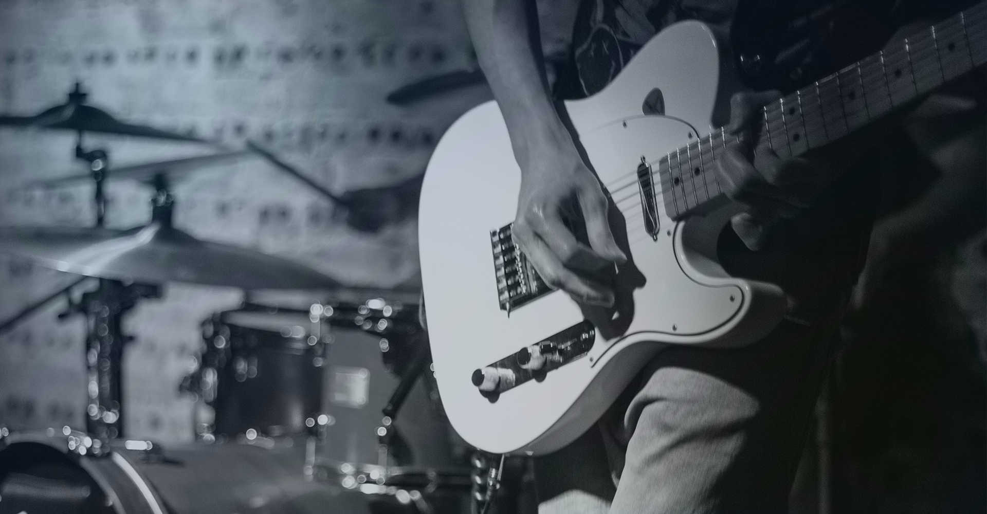 Imagem principal da hero: músico tocando guitarra